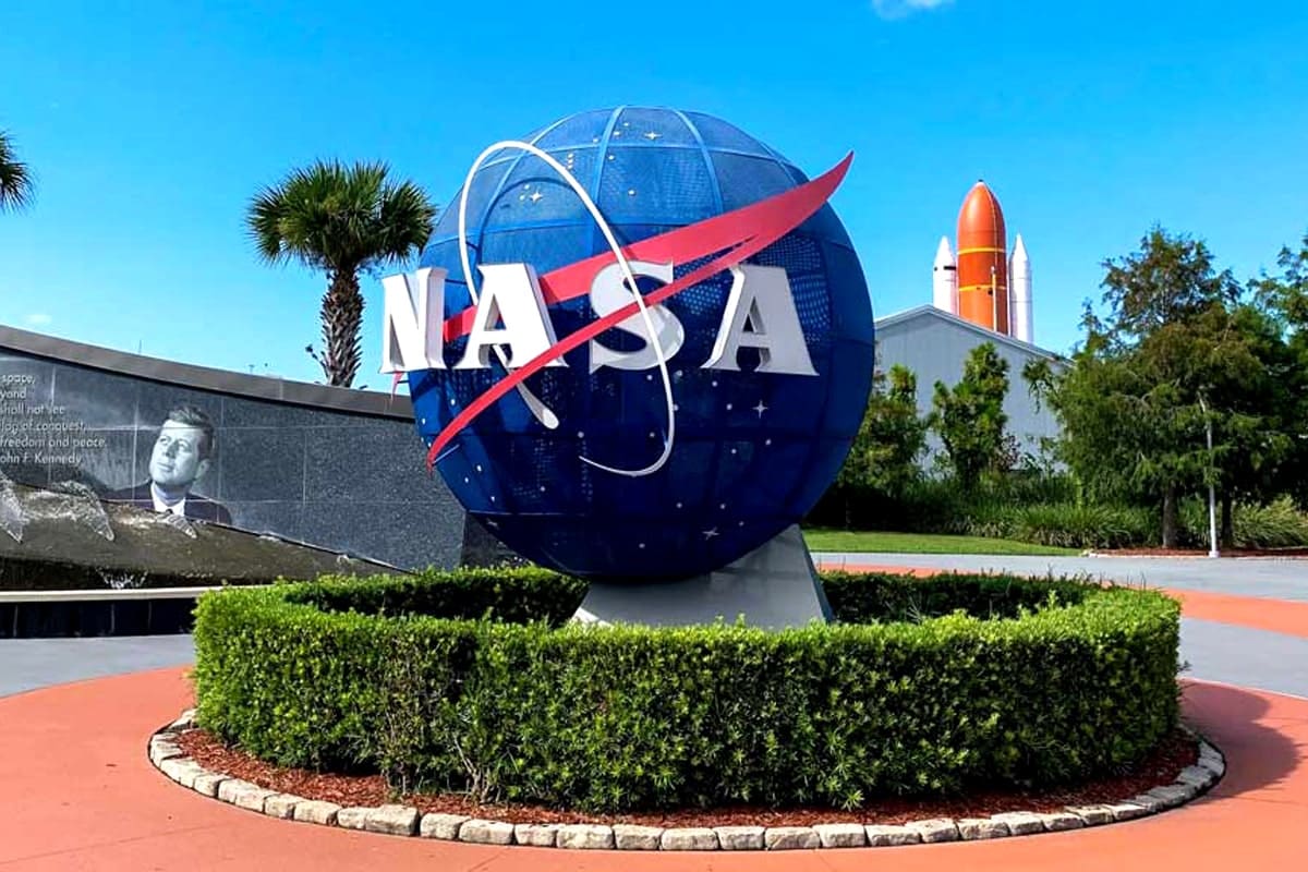 https://edumithra.com/wp-content/uploads/2023/07/NASA-TRIP-EDU-MITHRA-FLY-TO-NASA-Kennedy-Space-Center-Edu-Mithra-NASA-Trip.jpg